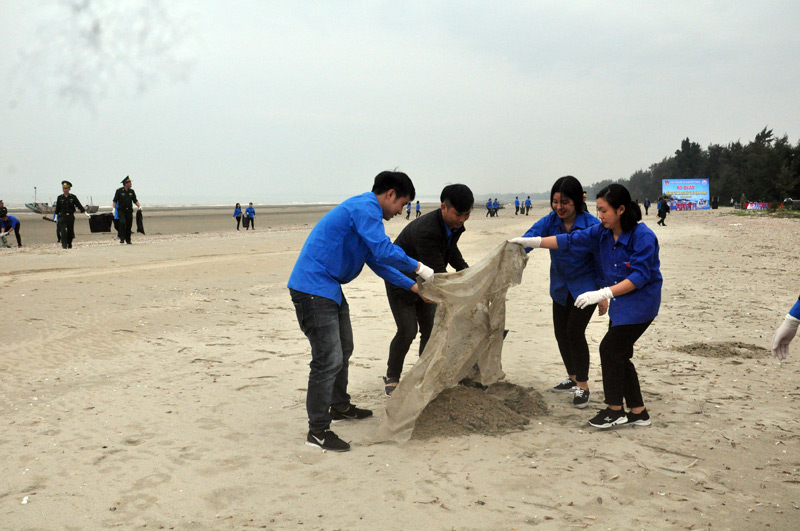 Cán bộ, chiến sỹ các Đồn Biên phòng và các đoàn viên thanh niên nhặt rác làm sạch bãi biển.
