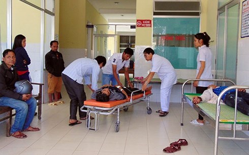 Các trường hợp nghi bị ngộ độc rượu được đưa đến Trung tâm Y tế huyện Nam Giang cấp cứu (ảnh: CAND)