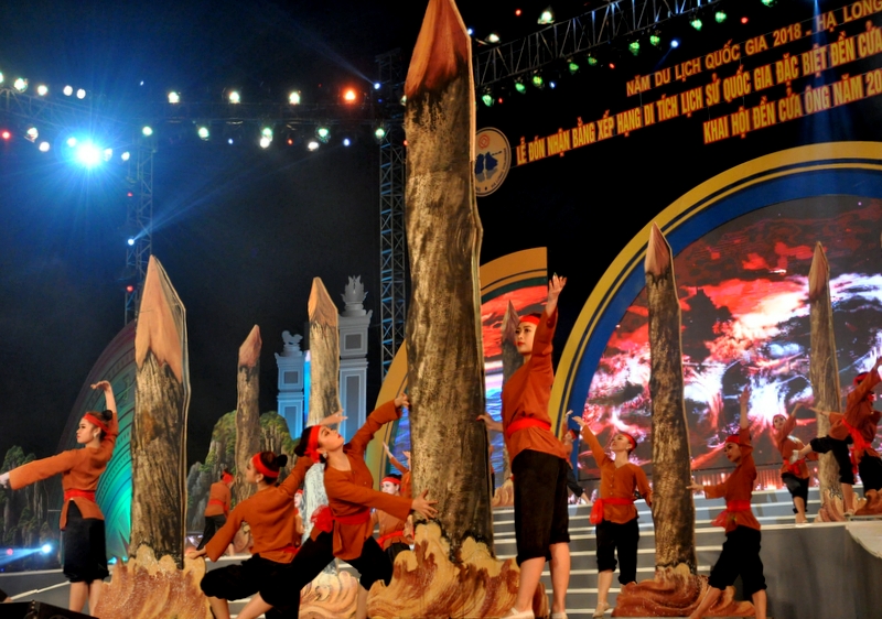 Các nghệ sĩ, diễn viên tái hiện và ca ngợi chiến thắng lịch sử Bạch Đằng Giang qua tiết mục được dàn dựng công phu, chuyên nghiệp.