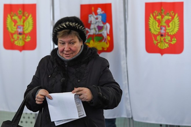 Cử tri Nga bỏ phiếu tại một điểm bầu cử ở ngoại ô Moskva ngày 17/3. (Ảnh: AFP/TTXVN)