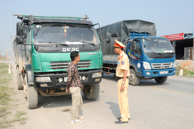Lực lượng chức năng huyện Hoành Bồ kiểm tra hoạt động vận chuyển vật liệu xây dựng trên tuyến Tỉnh lộ 337, đoạn qua xã Thống Nhất, huyện Hoành Bồ