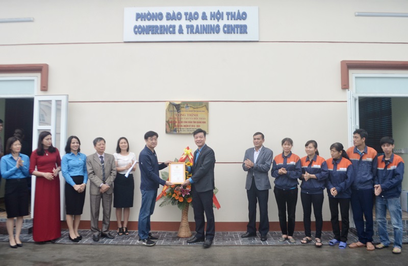 Đồng chí Đặng Văn Chính, Chủ tịch Công đoàn các KCN tỉnh trao giấy chứng nhận công trình cho ông Kang Hwan Moon, Phó Tổng Giám đốc, Công ty TNHH MTV Vina New Tarps Việt Nam 