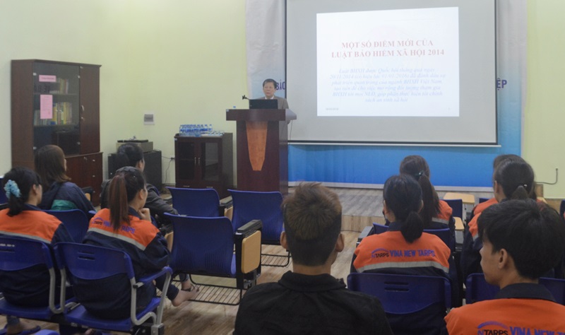 Ông Đỗ Văn Khánh, Phó Ban Chính sách - Pháp luật (LĐLĐ tỉnh) truyền đạt một số nội dung Luật BHXH, BHYT, BHTN cho cán bộ công đoàn, người lao động tại KCN Cái Lân.