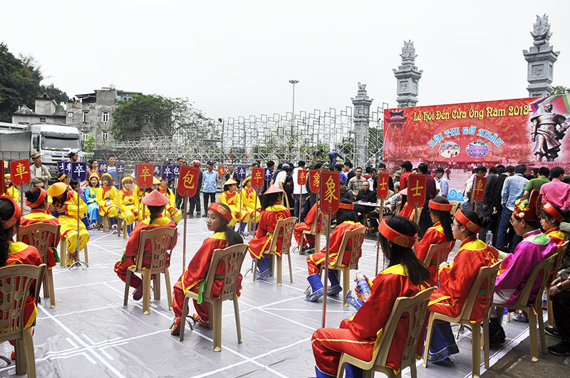 Phần thi đấu cờ người được diễn ra sôi nổi, hào hứng, thu hút đông đảo người dân tham gia.