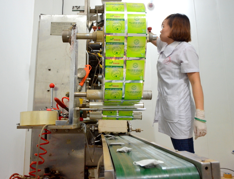 Dây chuyền sản xuất sản phẩm trà túi lọc cũng được công ty đầu tư với số vốn trên 2 tỷ đồng, đạt công suất 500.000 gói trà/tháng. Dây chuyền hoàn toàn tự động nên chỉ cần một nhân viên vận hành theo dõi thông số