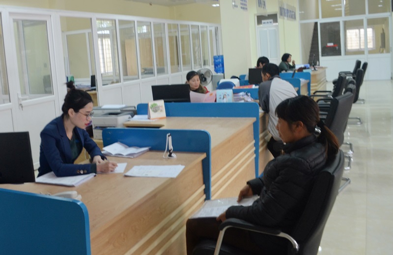 Giải quyết thủ tục hành chính liên quan chính sách BHXH cho người lao động tại Trung tâm hành chính công TP Uông Bí.