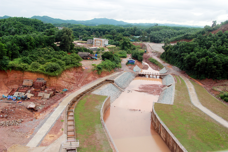 Hạ lưu tràn xả lũ hồ chứa nước Khe Cát, Tiên Yên cung ứng nước phục vụ cho sản xuất nông nghiệp