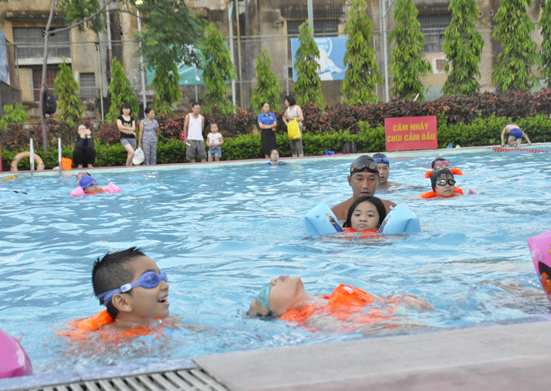 Lớp dạy bơi miễn phí cho trẻ do Đoàn thanh niên phường Hồng hải, TP Hạ Long tổ chức dịp hè 2017. Ảnh: Thu Nguyệt