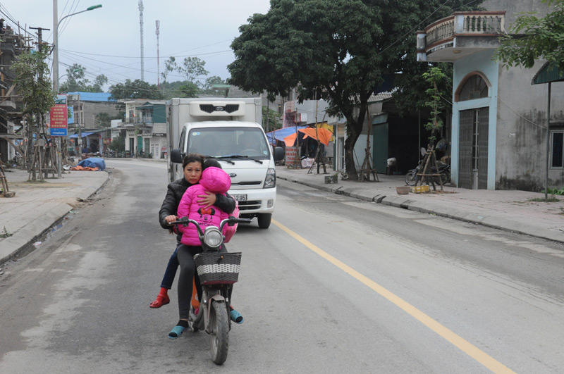 Còn rất nhiều phụ huynh chủ quan khi chở trẻ nhỏ tham gia giao thông cũng là nguy cơ gây TNTT cho trẻ (chụp tại huyện Vân Đồn). Ảnh: Nguyễn Duy (dùng lại lần 2) 