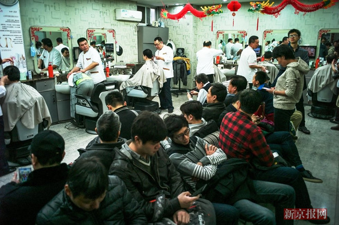 Khách hàng tại tiệm cắt tóc Tứ Liên trong ngày "Long Đài Đầu" 18/3. Ảnh: Beijing News.