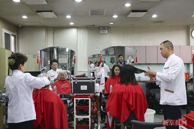 Người Trung Quốc quan niệm cắt tóc vào ngày mùng 2/2 âm lịch sẽ mang lại may mắn cả năm. Ảnh: Beijing News.