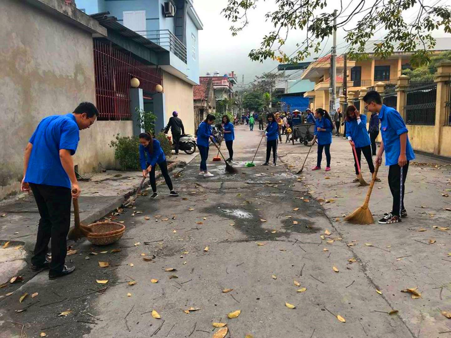 Đoàn Thanh niên phường Cẩm Sơn, TP Cẩm Phả ra quân tổng vệ sinh môi trường hưởng ứng Tháng Thanh niên 2018