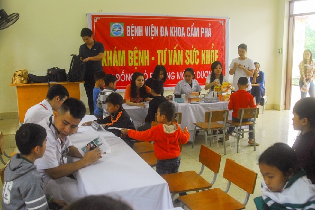 Đoàn Thanh niên Bệnh viện Đa khoa Cẩm Phả khám bệnh, tư vấn sức khỏe miễn phí cho học sinh, người dân phưởng Mông Dương, TP Cẩm Phả