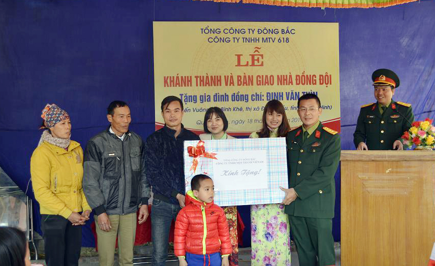 Thượng tá Bùi Văn Lực - Phó giám đốc, Chủ tịch Công đoàn cơ sở Công ty 618 trao tặng quà cho gia đình đồng chí Đinh Văn Thìn )