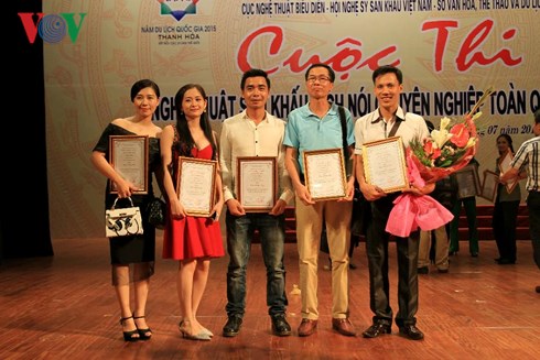 Anh cùng các đồng nghiệp trong đoàn kịch Quảng Ninh đạt thành tích cao năm 2015.
