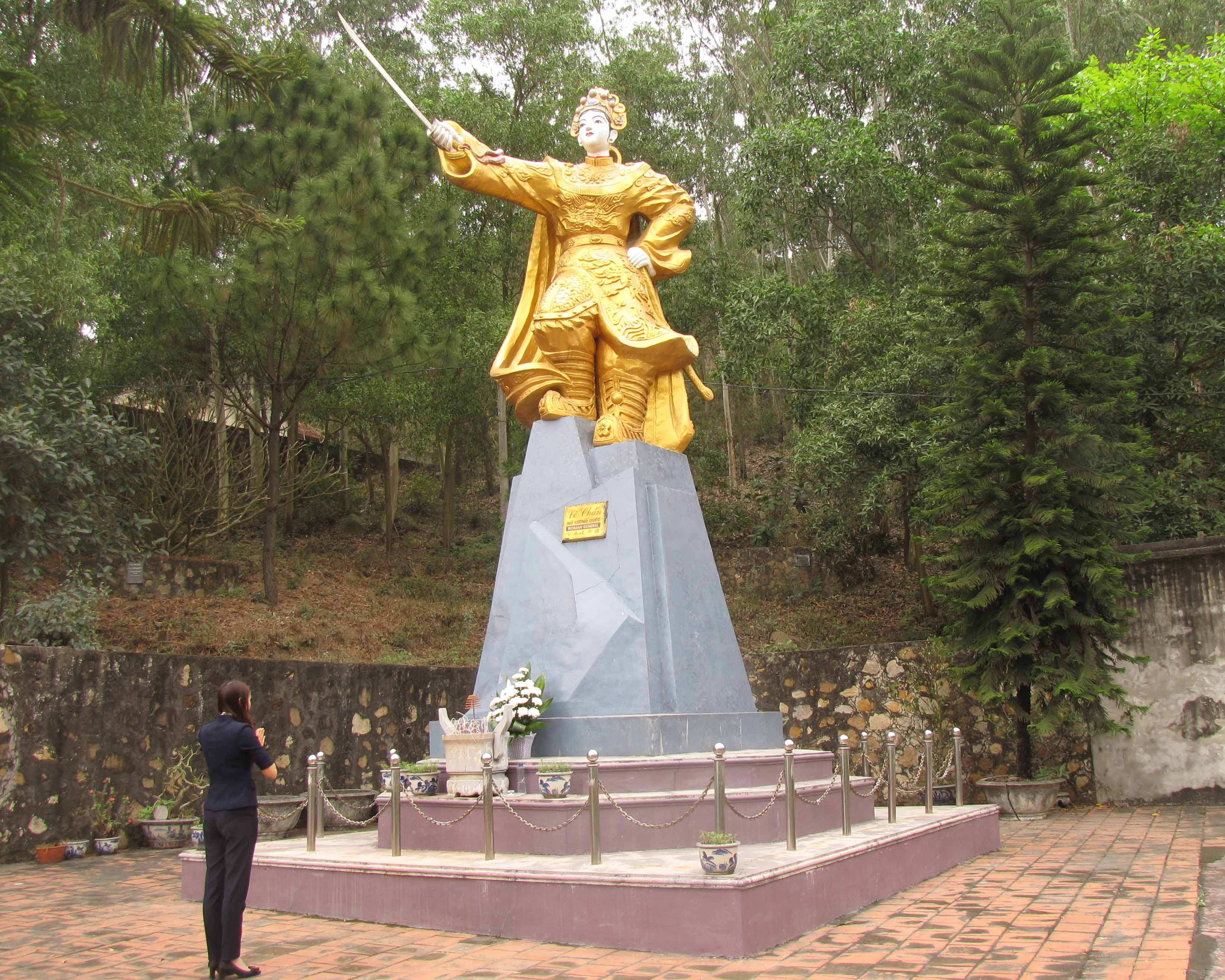 Tượng nữ tướng Lê Chân tài, sắc vẹn toàn, niềm tự hào của người dân TX Đông Triều tại đền An Biên 