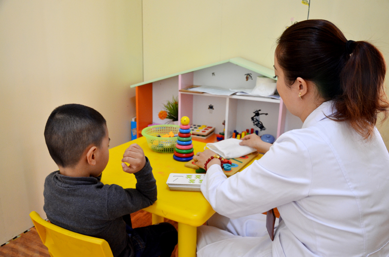 Một giờ học trị liệu của trẻ rối nhiễu tâm trí tại Trung tâm Y tế huyện Vân Đồn