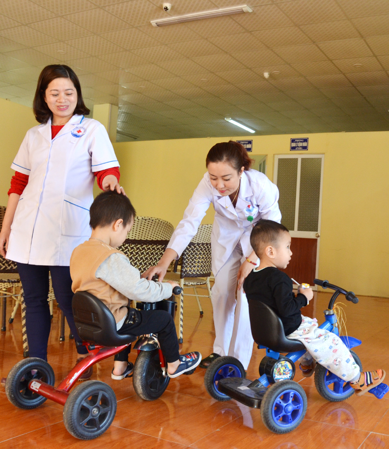 Trẻ rối nhiễu tâm trí tại Trung tâm Y tế huyện Vân Đồn chơi, vận động cùng các giáo viên - nhân viên y tế