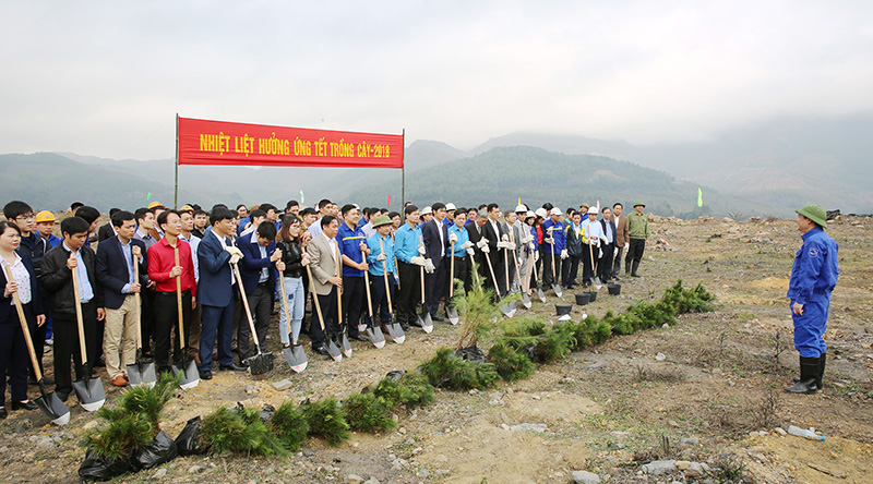 Đoàn Thanh niên Công ty Than Vàng Danh tổ chức lễ phát động ra quân trồng cây hoàn nguyên môi trường.