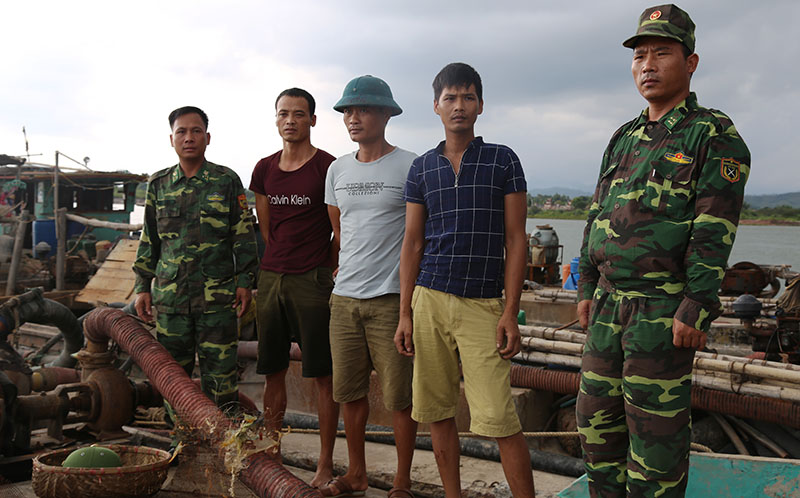 Các đối tượng và phương tiện hút cát trái phép tại vùng biển xã Hải Tiến bị Đồn BIên phòng Bắc Sơn bắt giữ ngày 19/9/2017.