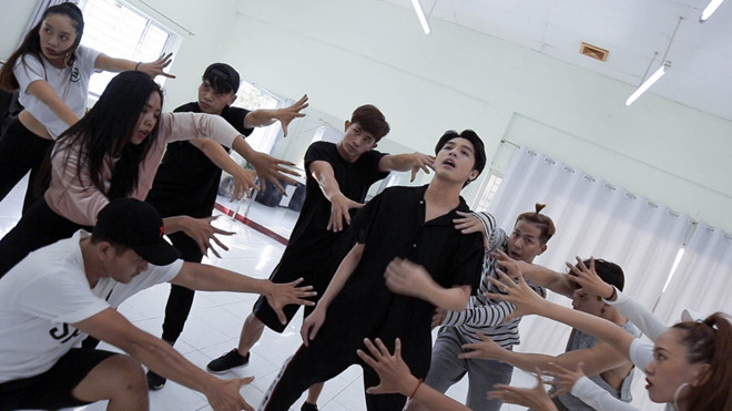  Noo Phước Thịnh tích cực luyện tập cùng vũ đoàn Bước Nhảy.