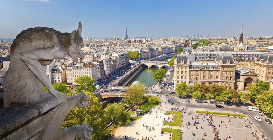 Đứng đầu danh sách điểm đến cho năm 2018 là Paris, kinh đô ánh sáng và tình yêu của Pháp. Đây là nơi hoàn hảo để du khách khám phá ẩm thực và văn hóa, thưởng thức cà phê, đi dạo quanh sông Seine, thăm bảo tàng Louvre, hay đơn giản chỉ là đắm chìm trong không gian lãng mạn. Ảnh: AARP Travel.
