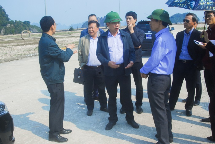 Đoàn giám sát thực tế tại Dự án đầu tư hạ tầng khu tái định cư xã Hạ Long, huyện Vân Đồn.