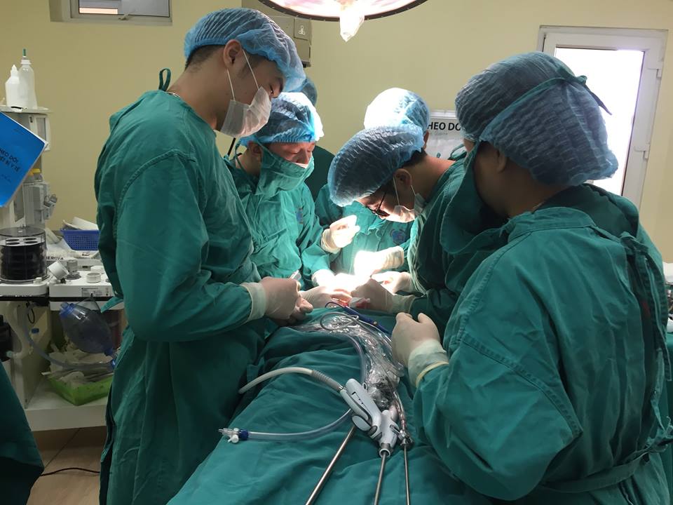 Ekip phẫu thuật của Bệnh viện K tiến hành loại bỏ u tuyến giáp qua đường miệng cho bệnh nhân
