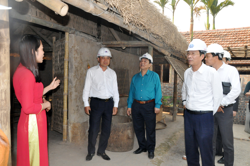 Đồng chí Nguyễn Văn Đọc, Bí thư tỉnh ủy, Chủ tịch HĐND tỉnh tham quan khu làng chài thuộc 