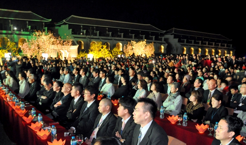Đông đảo các vị đại biểu Việt Nam, Nhật Bản và nhân dân, du khách đã có mặt tại lễ khai mạc Lễ hội.