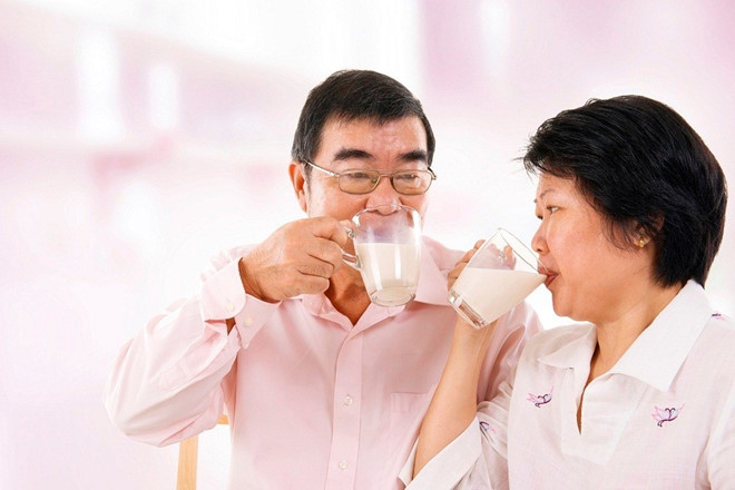 Bổ sung 1, 2 ly sữa mỗi ngày giúp sức khỏe của người cao tuổi được cải thiện.