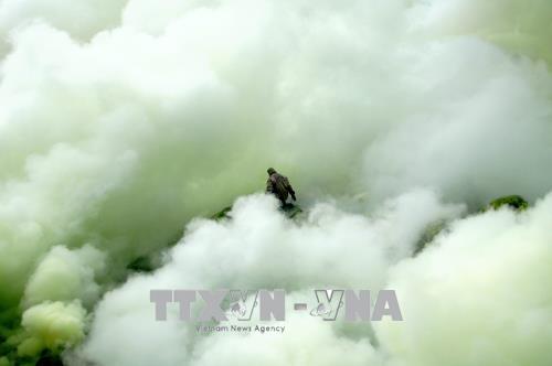 Khói bốc lên dày đặc từ miệng núi lửa Ijen, Indonesia. Ảnh: AFP/TTXVN