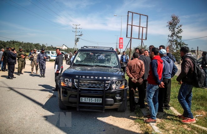 Cảnh sát điều tra sau vụ đánh bom nhằm vào đoàn xe hộ tống Thủ tướng Palestine Rami Hamdallah tại Dải Gaza ngày 13/3. (Nguồn: THX/TTXVN)