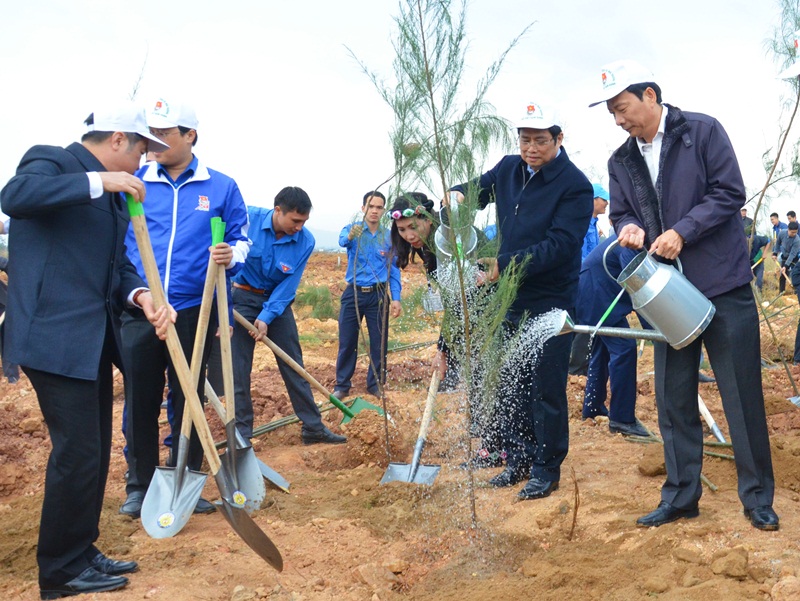 Các đồng chí lãnh đạo T.Ư, tỉnh Quảng Ninh cùng ĐVTN tham gia trồng cây phi lao tại khu vực Nhà thi đấu đa năng tỉnh.