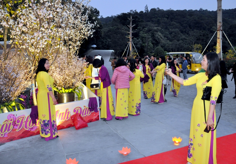 Rất đông người dân, du khách vẫn đến khuôn viên lễ hội để thưởng hoa, chụp ảnh, hòa mình vào không khí tưng bừng của lễ hội.