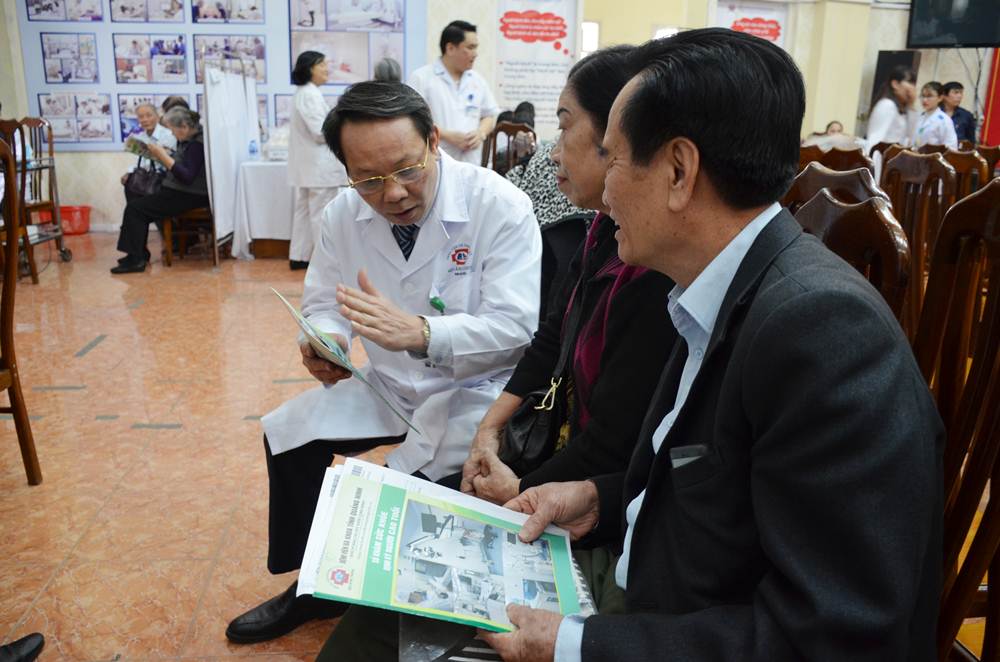 Bệnh viện Đa khoa tỉnh cũng phát cho mỗi người cao tuổi một cuốn sổ khám định kỳ nhằm theo dõi chăm sóc sức khỏe.
