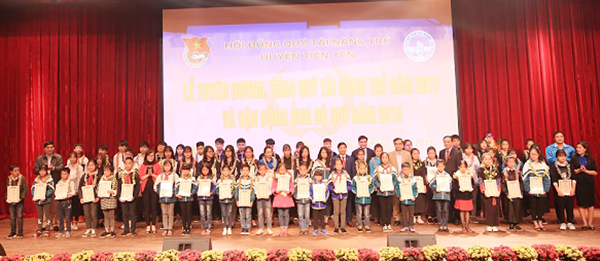 Hội đồng Quỹ TNT trao thưởng cho 63 tài năm trẻ huyện Tiên Yên năm 2017
