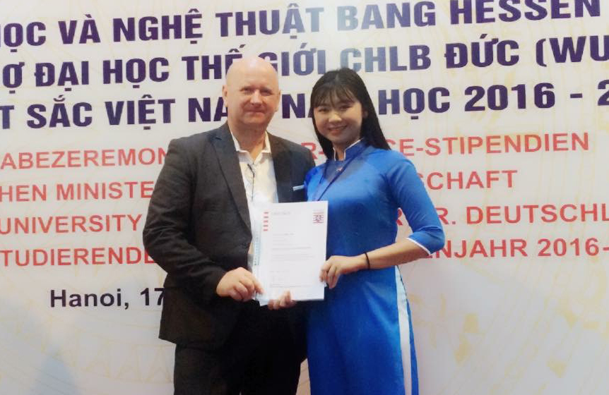 Sinh viên Phạm Thùy Linh, Khoa Du lịch, Trường Đại học Hạ Long, nhận học bổng Hesen, năm học 2016-2017.