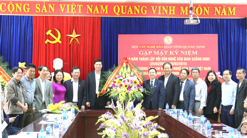 Đồng chí Nguyễn Đức Long, Phó Bí thư Tỉnh ủy, Chủ tịch UBND tỉnh, tặng hoa chúc mừng Hội VNDG tỉnh. 