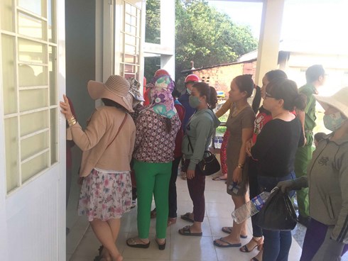 Rất nhiều người hiếu kỳ đến xem vụ việc tại Trung tâm Y tế thị xã An Nhơn. (Ảnh: TN).