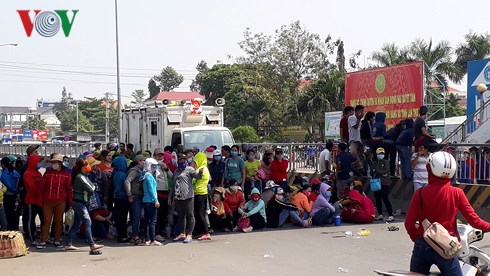 Công nhân Công ty Pouchen Việt Nam cho rằng nếu áp dụng bậc lương mới thu nhập của họ sẽ bị giảm, nhiều quyền lợi khác cũng bị ảnh hưởng.