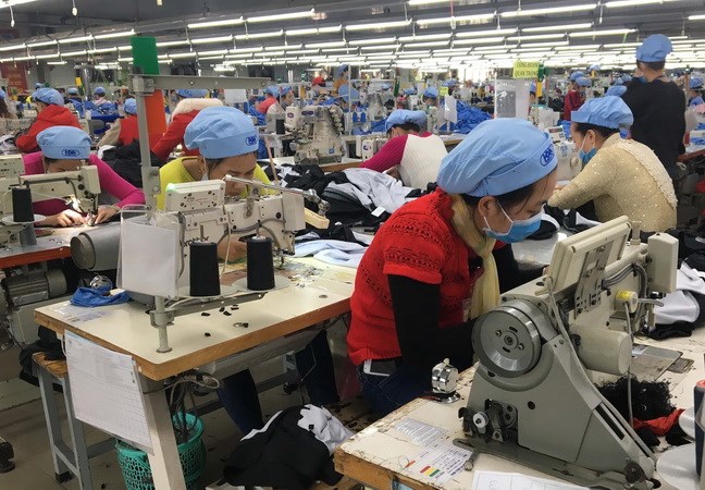 Sản xuất các đơn hàng xuất khẩu tại Công ty cổ phần Dệt may Huế. (Ảnh: Quốc Việt/TTXVN)