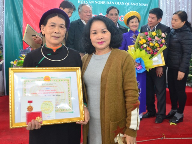 Bà Viên( bên trái) tại lễ trao tặng danh hiệu Nghệ nhân dân gian Việt Nam.