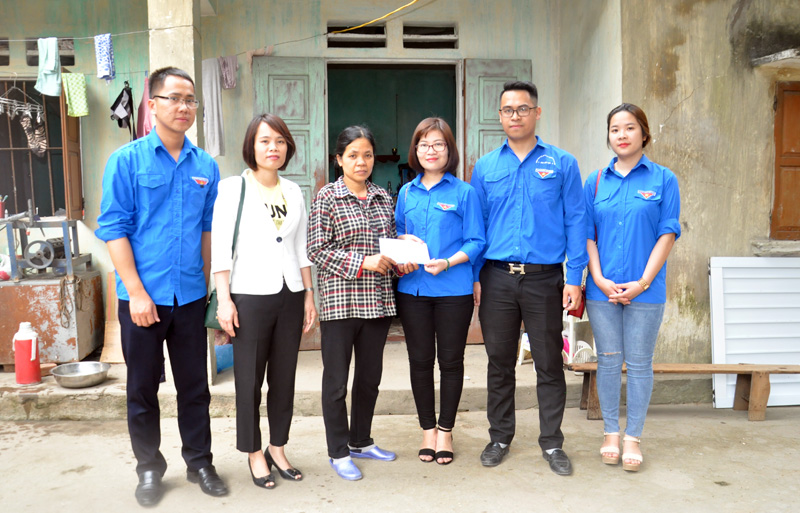 Đoàn viên thanh niên cơ quan Báo Quảng Ninh tặng quà gia đình chính sách phường Hồng Hà, TP Hạ Long. 