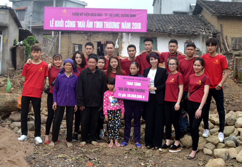 Công ty TNHH Đào tạo nghề và thẩm mỹ viện Bích Hòa trao 50 triệu hỗ trợ xây nhà cho gia đình chị Vi Thị Lù, thôn Đồng Long, xã Đồng Tâm