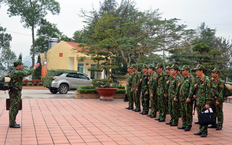 Cán bộ chiến sĩ Ban CHQS TP Hạ Long luyện tập nội dung chuyển trạng thái sẵn sàng chiến đấu năm 2018. 