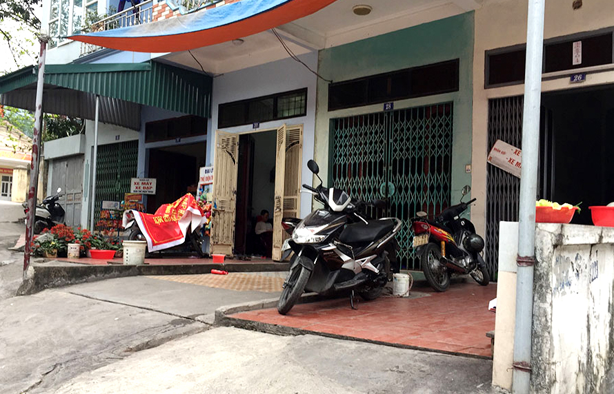 Nhiều học sinh Trường THPT Hòn Gai, TP Hạ Long đi xe máy gửi xe ở những nhà dân gần trường  