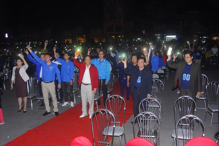 Các đồng chí lãnh đạo tỉnh cùng đông đảo ĐVTN bật đèn flash trong buổi lễ hưởng ứng Giờ trái đất 2018 (Ảnh: Hoàng Giang)
