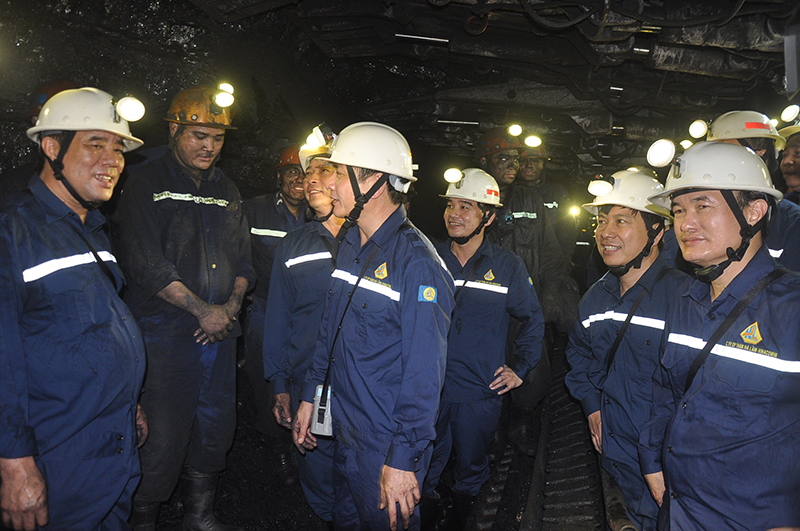 Lãnh đạo Tổng LĐLĐ Việt Nam, LĐLĐ tỉnh thăm thợ mỏ Công ty than Hà Lầm nhân dịp Tháng Công nhân 2017.