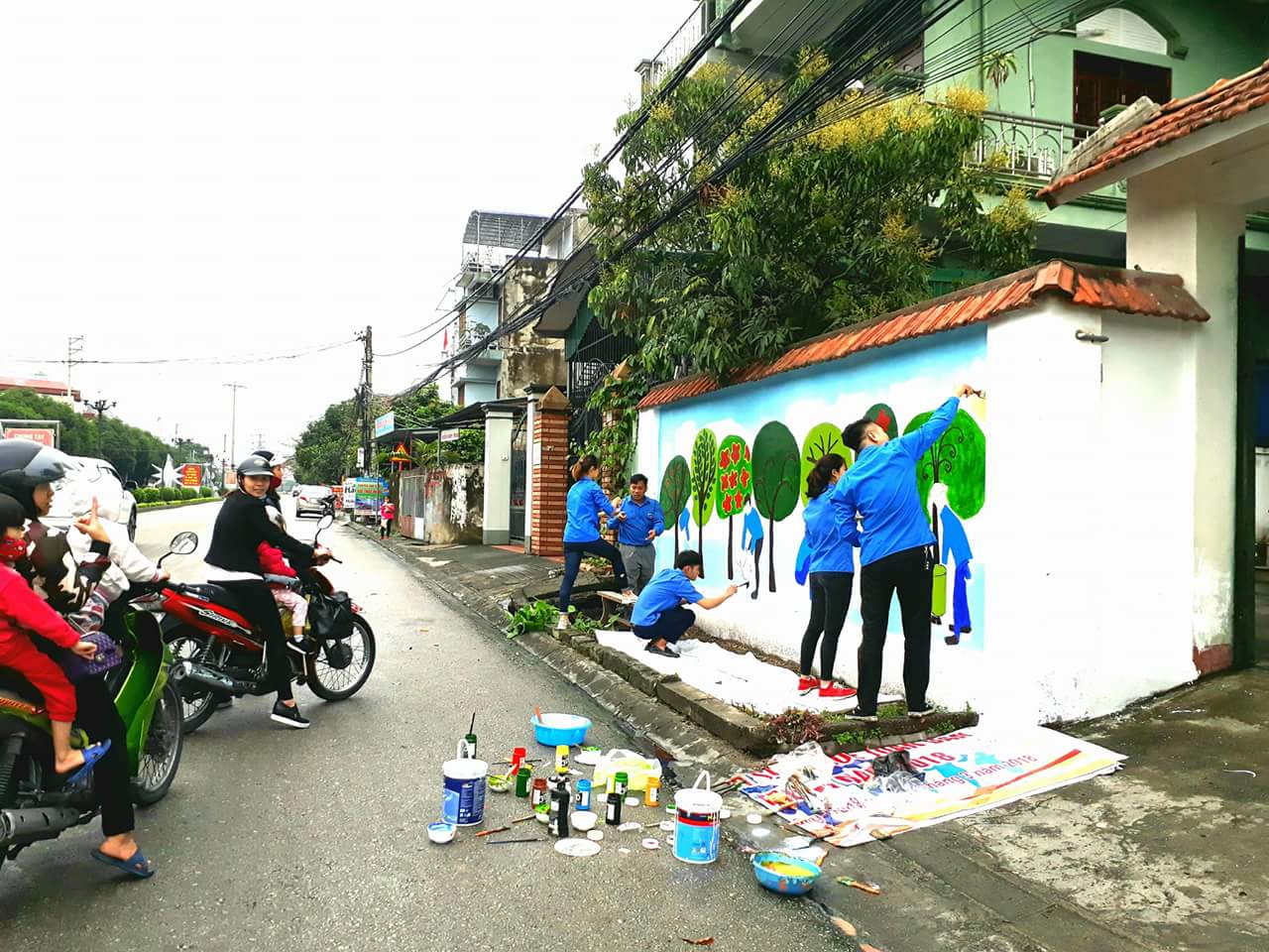 Đoàn viên thanh niên phường Quang Trung, TP Uông Bí vẽ tranh tường.